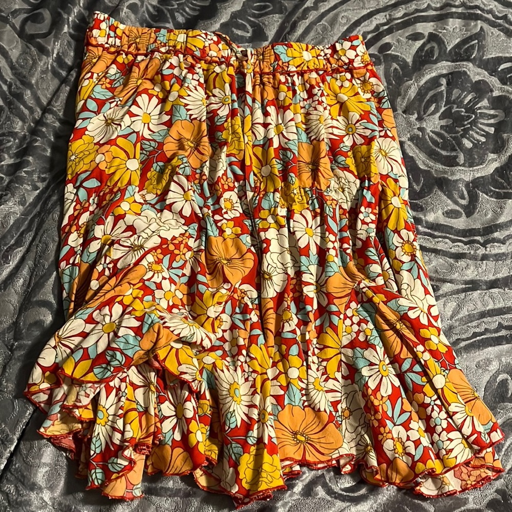 SO floral skirt. Stretchy waistband and tie.